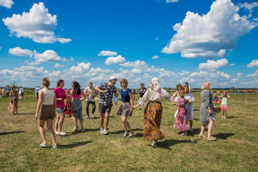 This is the “Odd One Out” game: half the participants stand in a circle, while the others walk around to the music