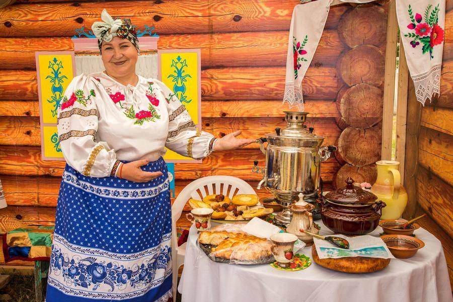 Those who’ve had enough of crafts will be welcomed by Tanyusha and Valyusha in traditional costumes