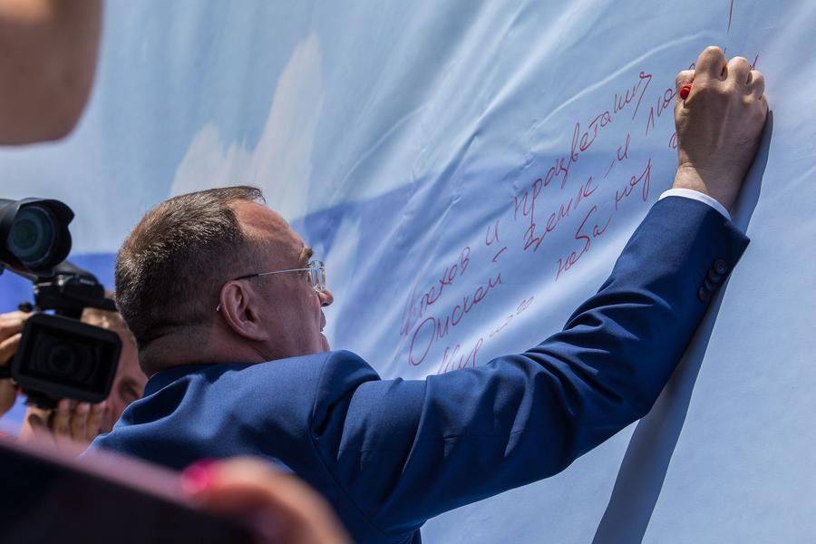 After the speeches, the speakers left their wishes on one of the 12 “Russia Is Us” stands