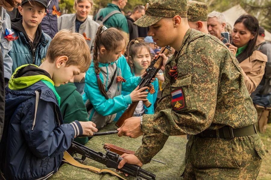 The educational zones set up by law enforcement agencies are also crowded