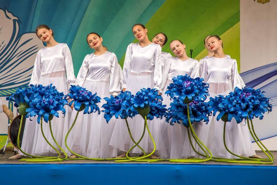 Stylized cornflowers appear closer to the finale