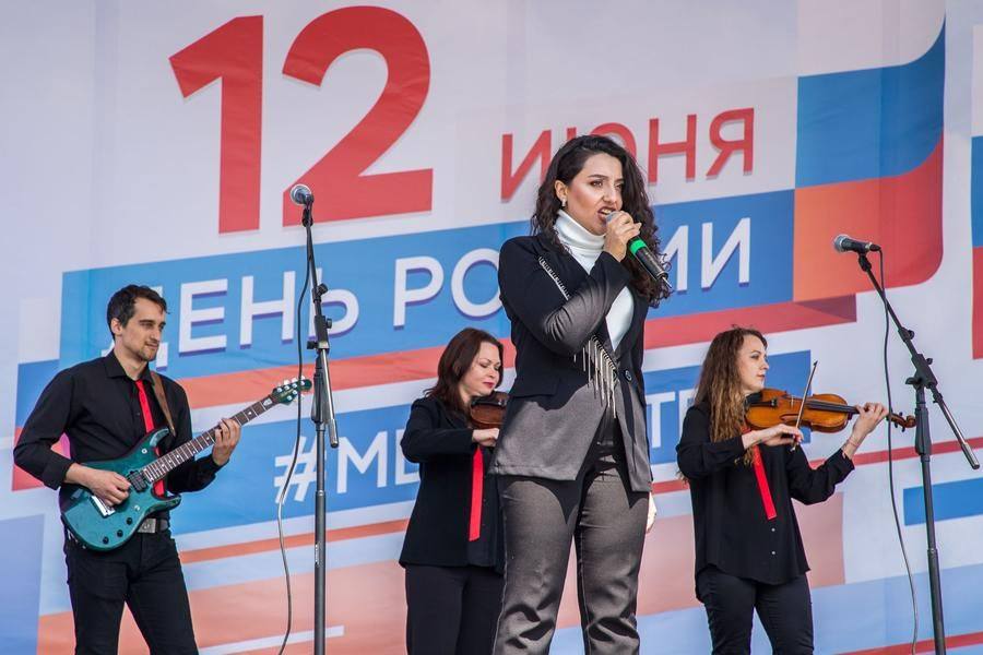 Among the first to take the stage are the artists of the Donetsk Philharmonic