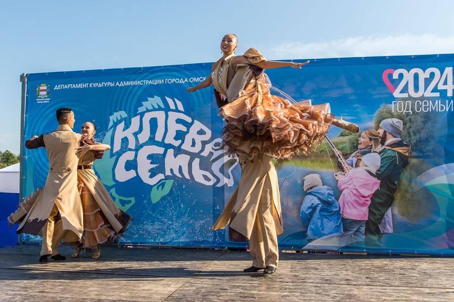 Meanwhile, performers from the “Raspberry” dance project take the stage