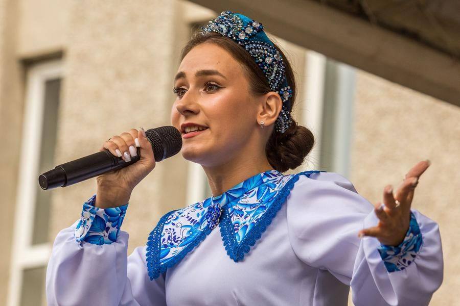A folk song helps maintain the lyrical mood