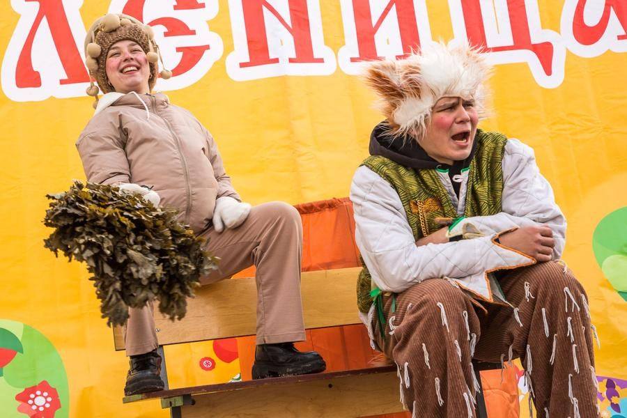 Meanwhile on stage, the buffoons start a skit about the bathhouse