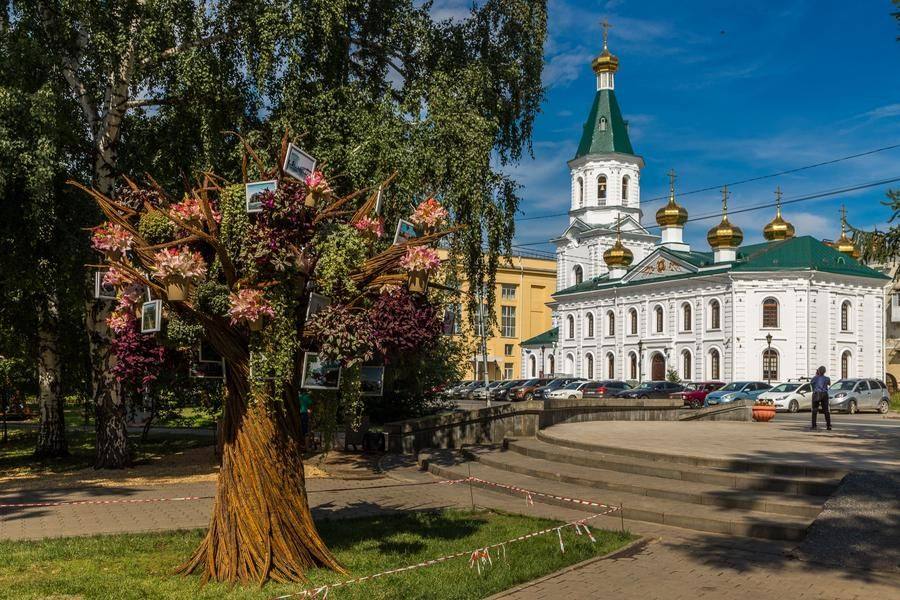 It’s probably time to take a walk around the Vystavochny Public Garden