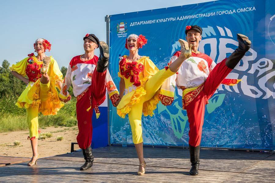 Energetic and perfectly synchronized — that’s exactly what a performance at a city festival should be