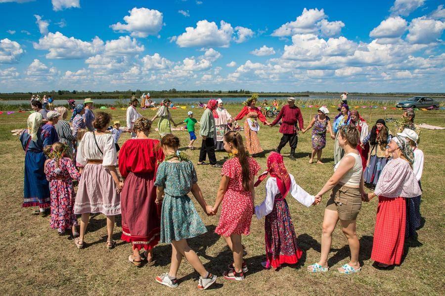“Hello, Kostroma! — Hello there!”: the final ring dance begins