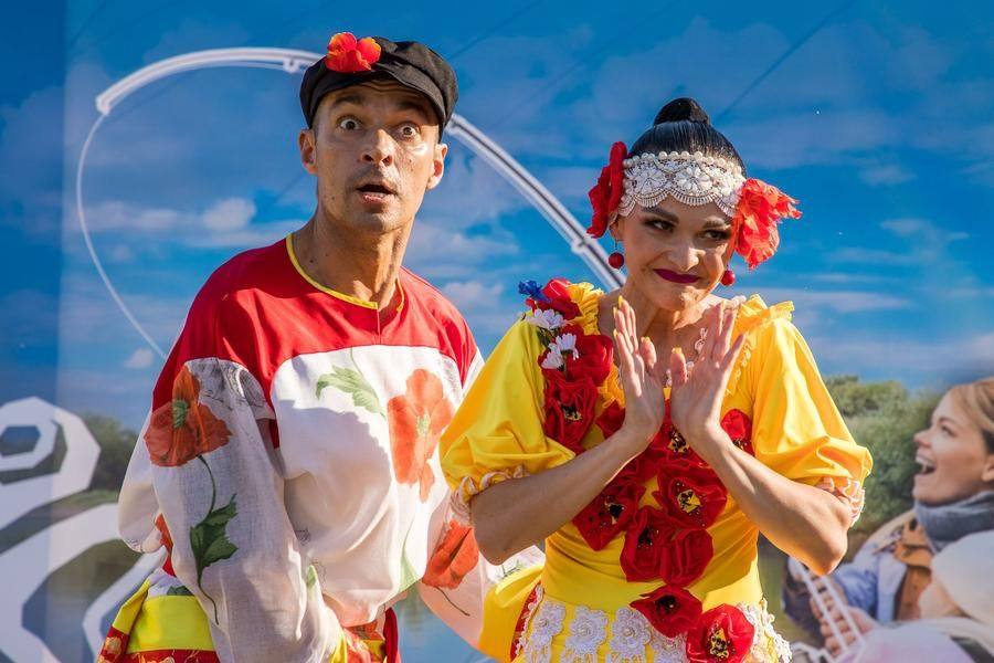 Grotesque and humorous plot twists let the audience experience the full range of emotions through dance