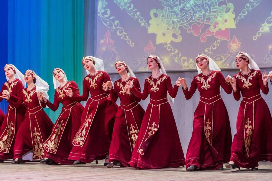 This is the Armenian women’s dance “Poplar”