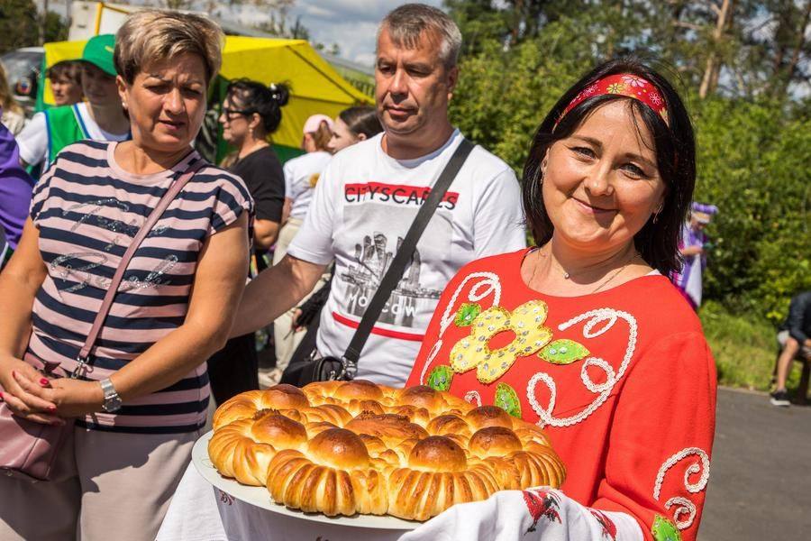 Just a moment longer, and everyone will be able to taste the golden‑brown pastries