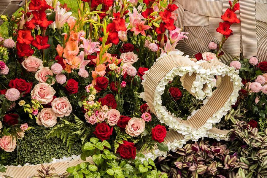 Its lower tier brings together gladioli, chrysanthemums, sedge, and roses