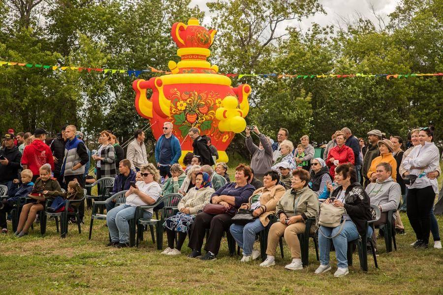 The audience responds with interest to the group’s entire repertoire