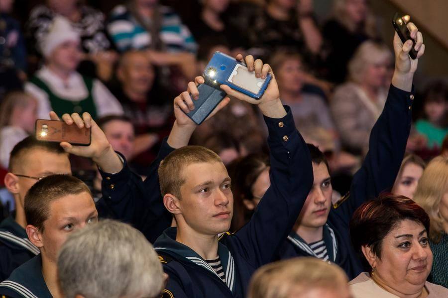 Now the audience unites in a spontaneous wave of smartphone flashlights