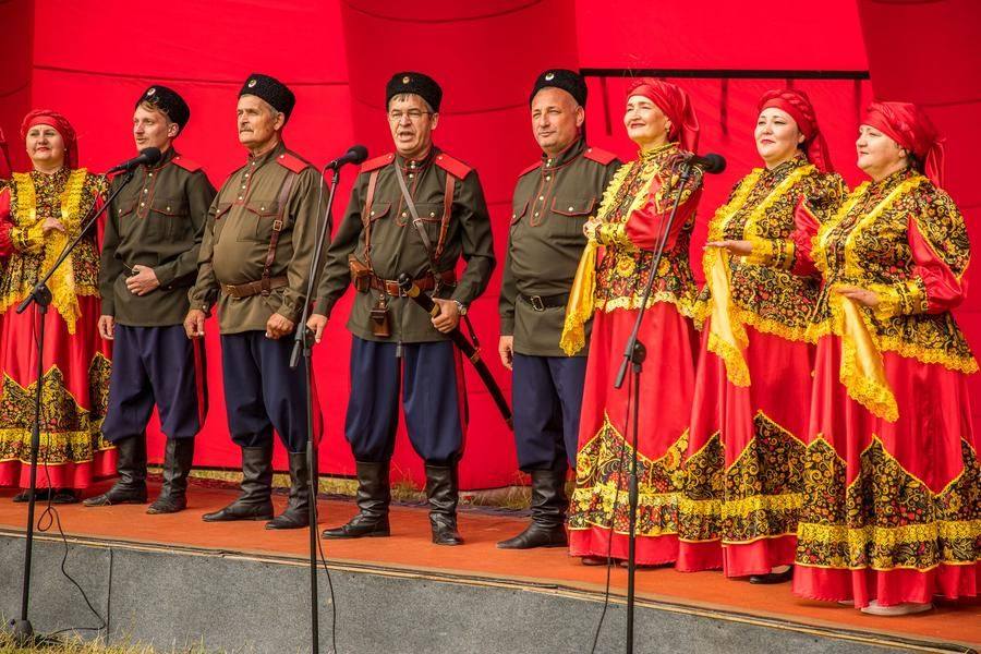 The ensemble, in turn, charges everyone with good spirits for the rest of the day