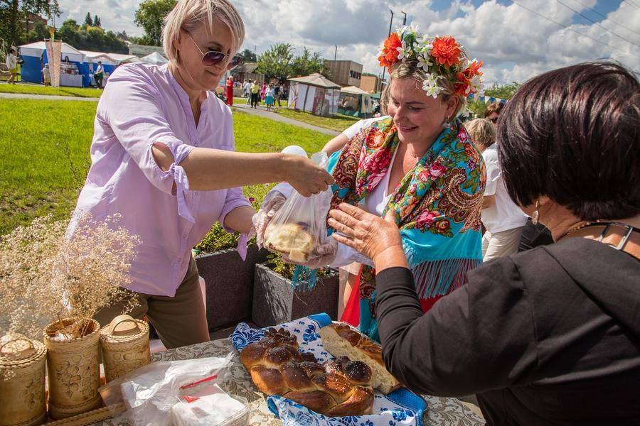 The hostesses are happy to share their culinary masterpieces with the festival guests