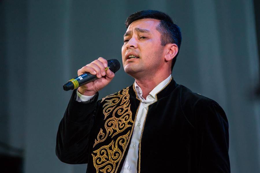 This is their way of supporting Asylbek Aitymov as he performs “A Song About Mom”