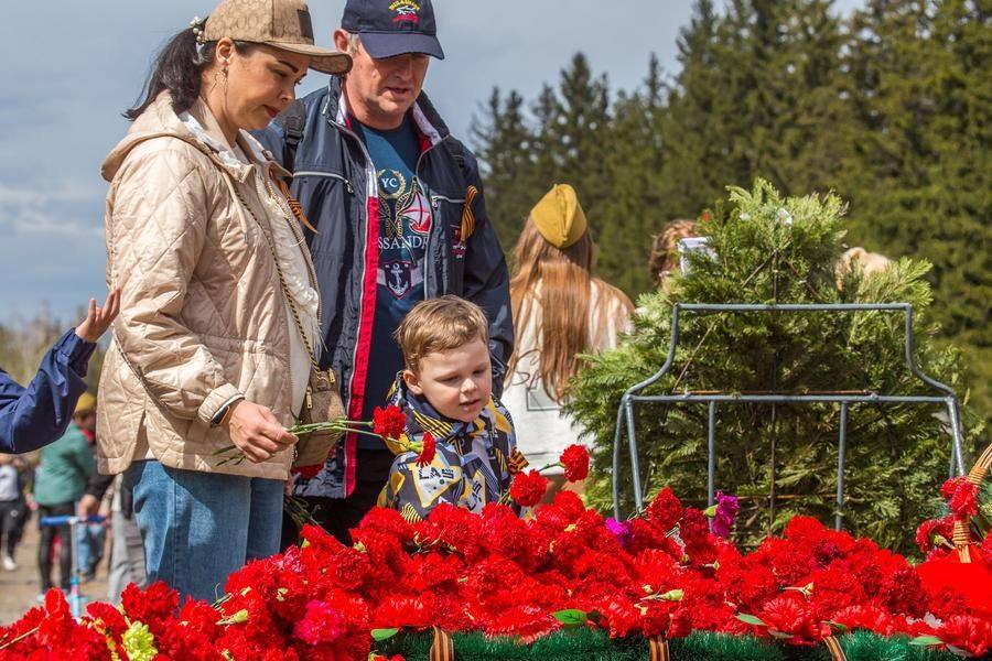 Laying flowers is a sign of respect for the heroism of previous generations