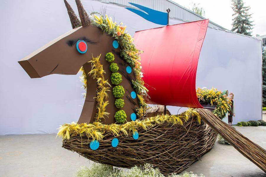 You’re welcome to take photos aboard the six‑metre structure