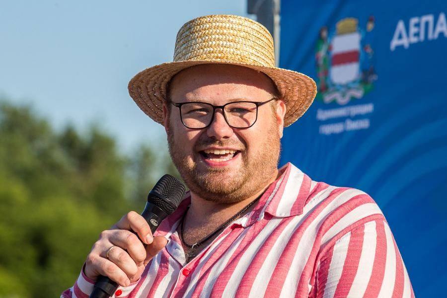 Maxim Komendantov, the evening’s vocalist and host, announces the awards ceremony