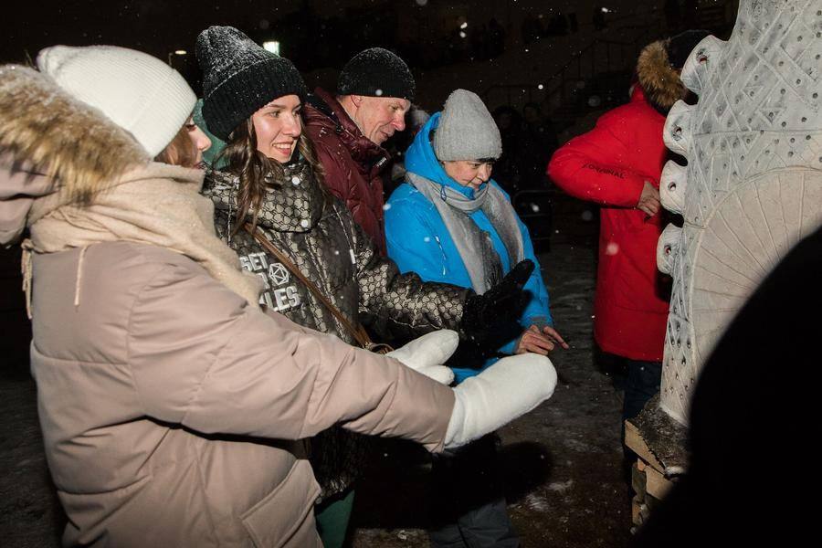 Everyone can warm the hands by the heat from ceramics, and even the Siberians like doing it