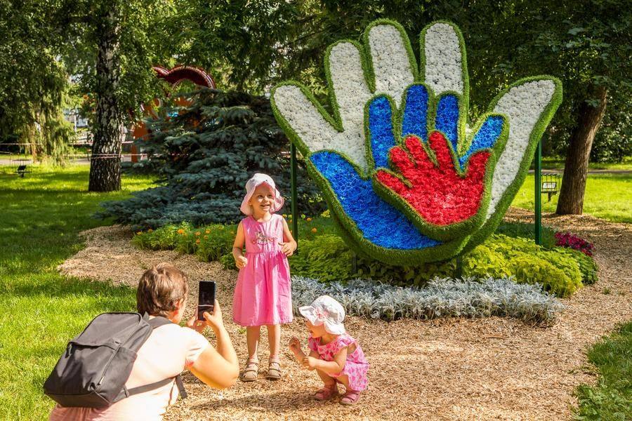 Chrysanthemums shaped like hands form the composition “Mom, Dad, Me — a Happy Family”