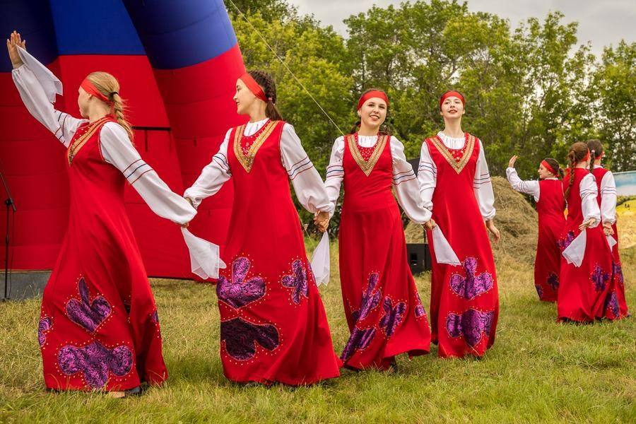 Folk choreography looks wonderful outside the stage setting