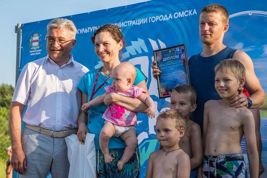 Sixteen families receive certificates for daring to cook fish soup in public and treat the guests