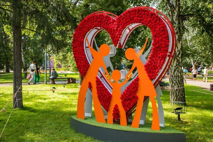 The theme continues with another floral installation called “My Family”