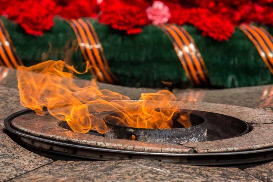 Future generations will always bring garlands to the Eternal Flame in Victory Park on May 9