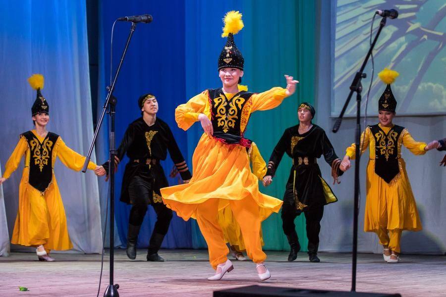 Spins and a round dance deliver a striking finale to the concert’s choreographic program