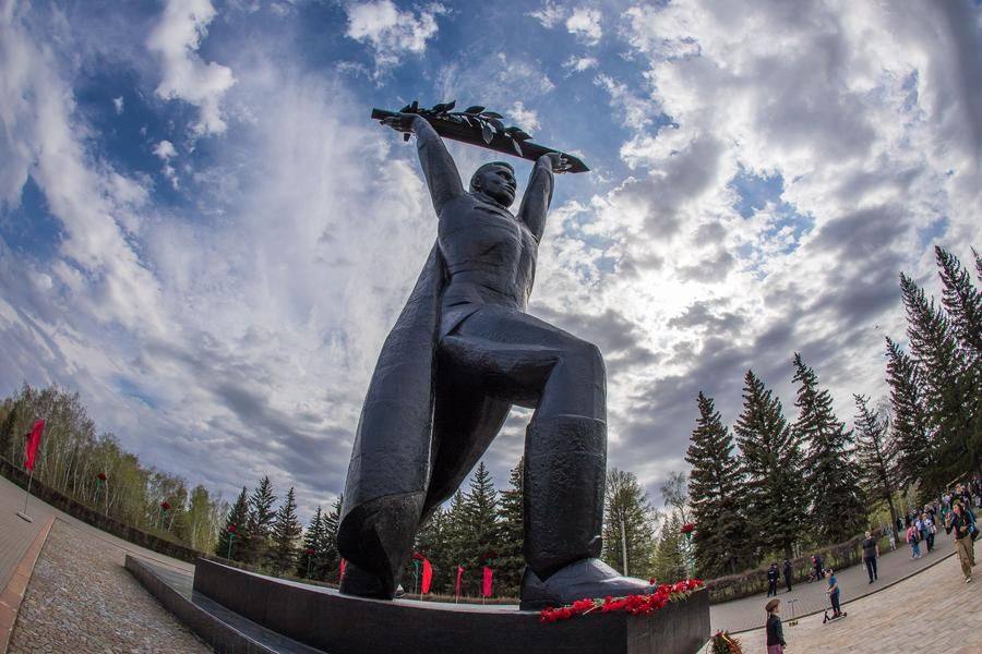 The sculpture of the Victorious Soldier is the architectural centerpiece of the memorial complex