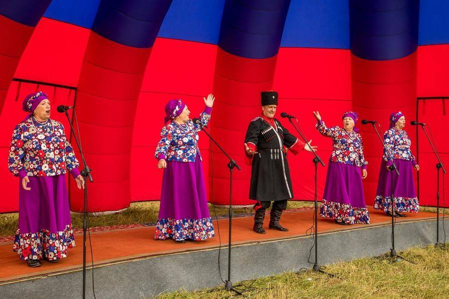 By this point, the audience is hard to surprise, but a humorous love song does the trick