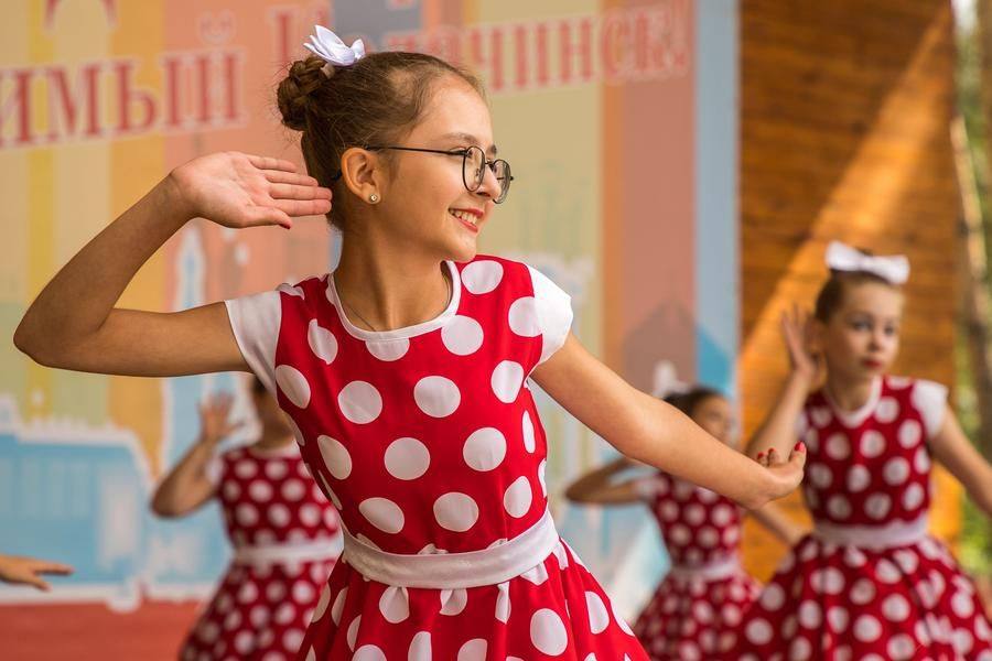 A dance to the track “Wonderful Neighbor” smoothly leads into the next act