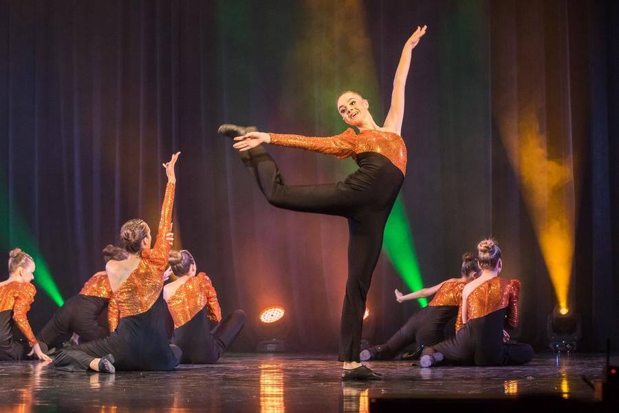 The costumes are deliberately minimal to highlight the elegance of the fast movements