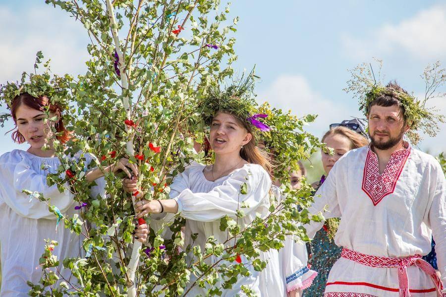 The slavic mermaids carry the little tree slowly, accompanied by drawn‑out songs
