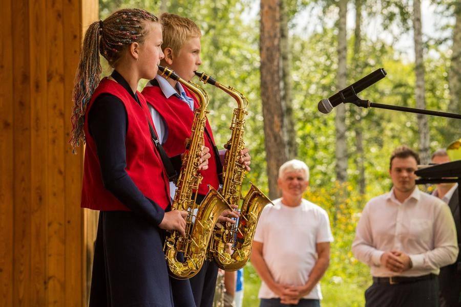 Saxophonists Marina and Mikhail Ruban delight the audience with their instrumental performance