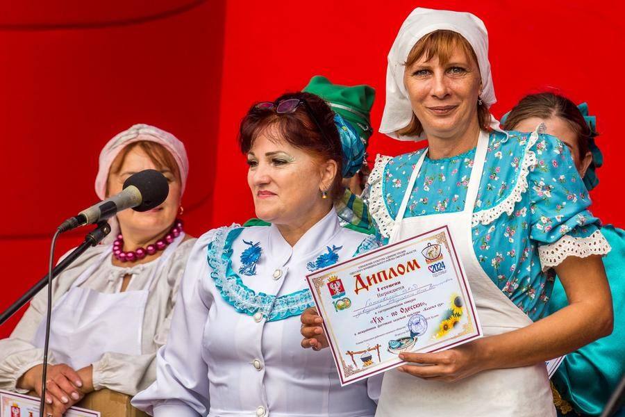 The concert ends with an awards ceremony for the best “Cossack Fish Soup” cooks