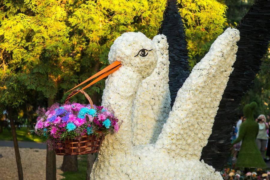 The stork is literally woven from flowers, with only its beak being artificial