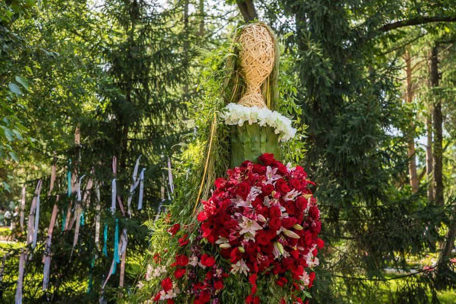 It represents Mother Nature and also symbolises the unity of humans and the surrounding world