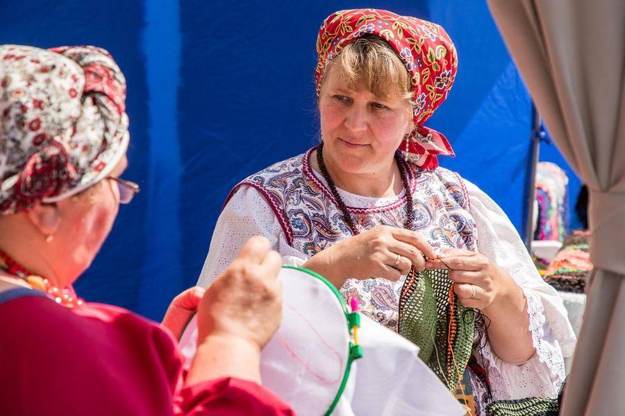 Forty‑seven craftswomen worked on this project under the auspices of the Regional Center for Folk Art and the branch of the