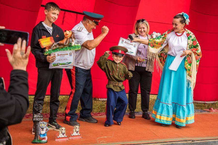 Soon, the dog’s family receives a well‑deserved award