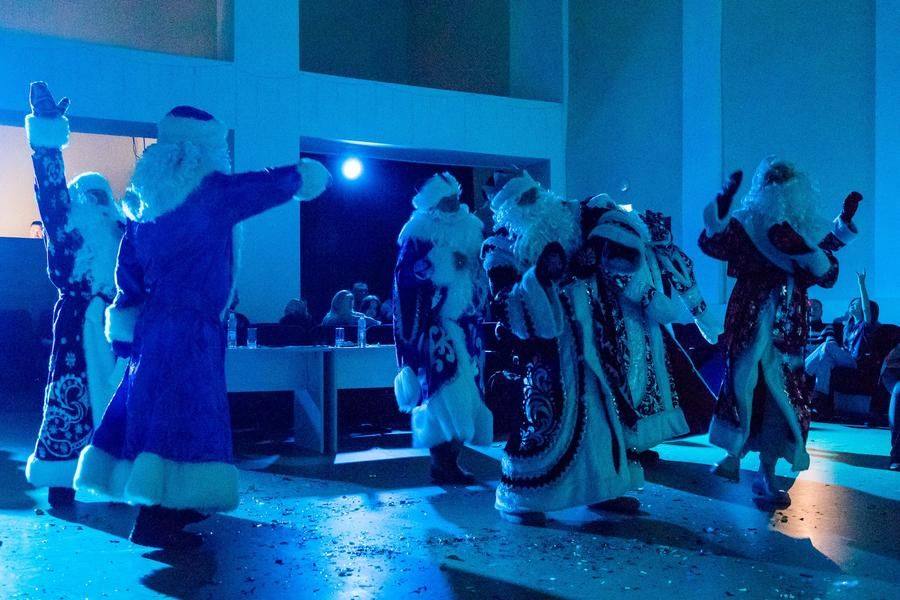 The program ends with a flashmob: a group dance by all contestants to a New Year’s song