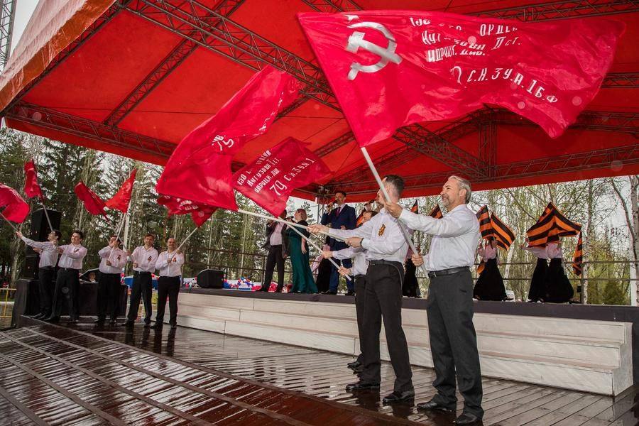 For them and with them, the final song by David Tukhmanov and Vladimir Kharitonov is performed
