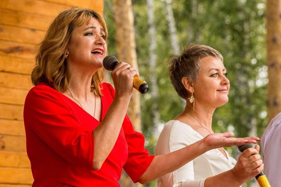 The “Wild Tea” ensemble performs