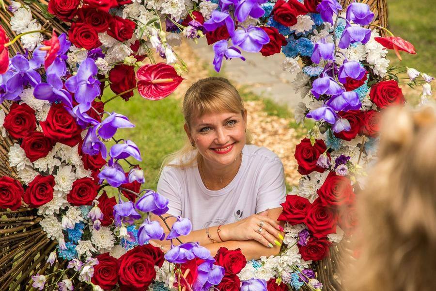 A dazzling smile is the perfect accent amid this explosion of colours