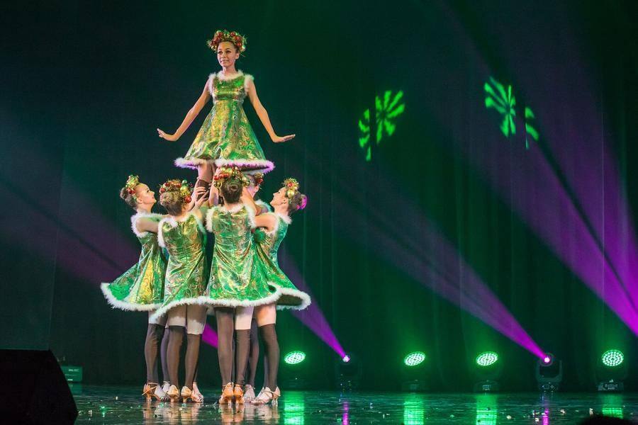 Once again, choreography briefly joins forces with acrobatics