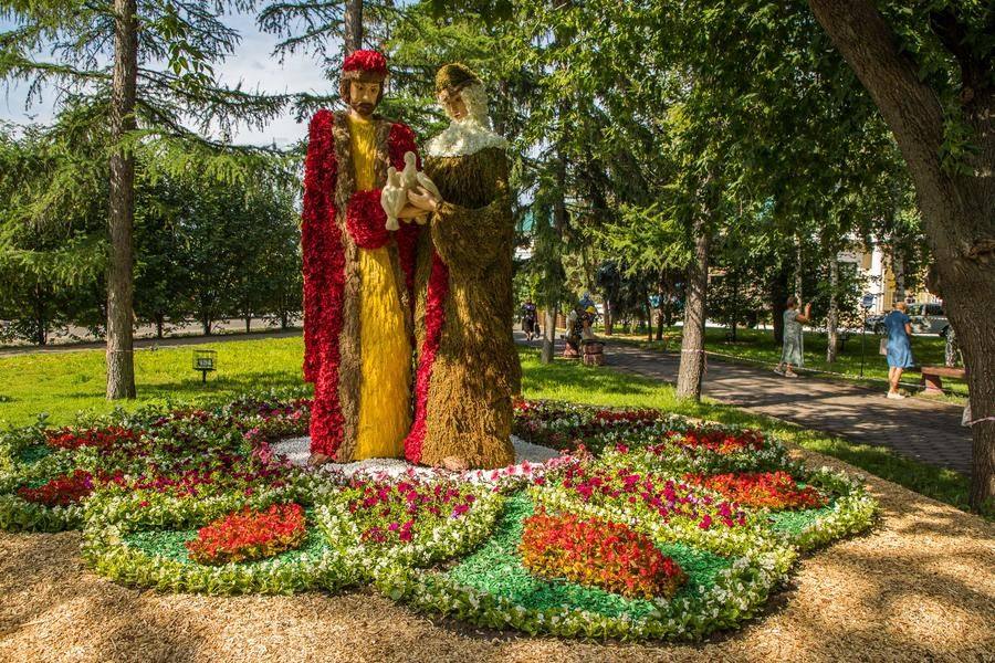 Prince Pyotr and his wife Fevronia are the sculptural focal point of the garden’s southern section