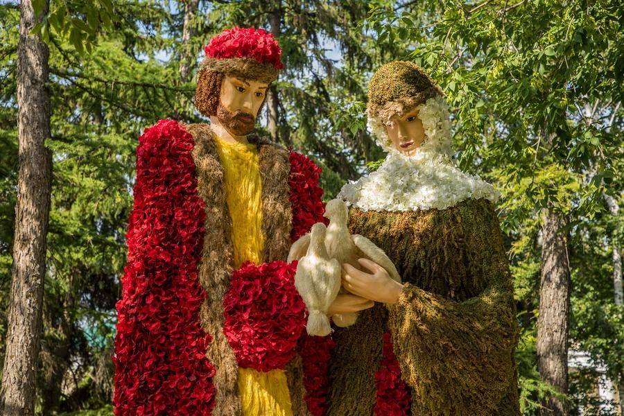 Bark, moss, and artificial hydrangea blossoms helped reveal the characters’ personalities