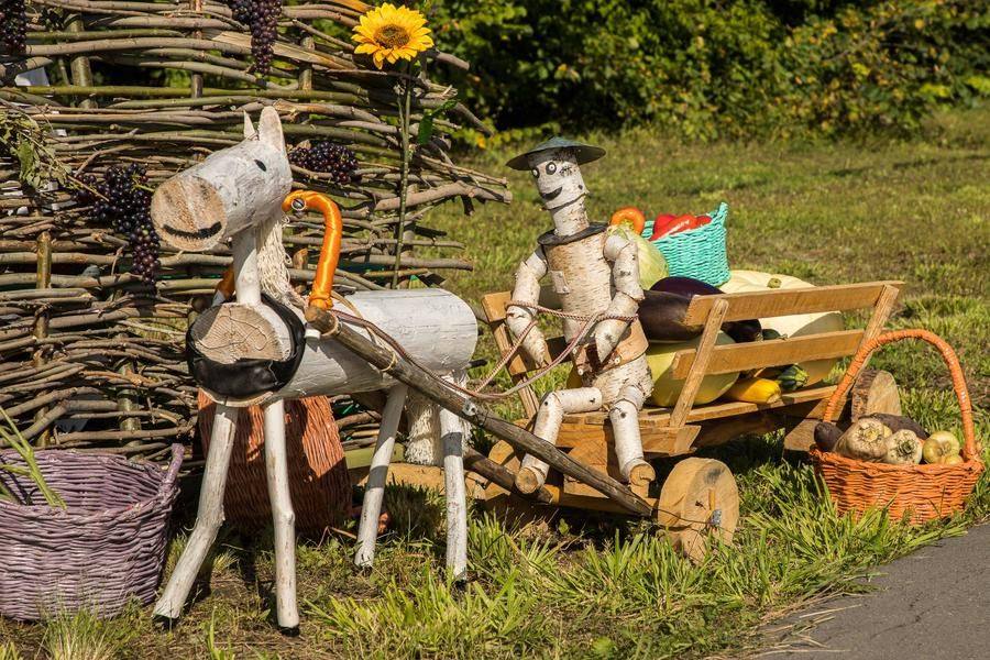 The Osokino village creatively recreates scenes of rural life
